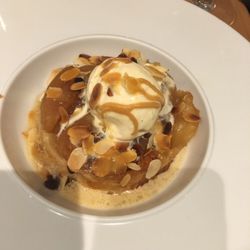 La Planche d’Ailleurs - Tarte tatin flambée au Calvados et sa boule de glace vanille bourbon