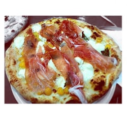 Number One - Pizza 'O sole e Napule : crudo, pomodorini gialli, scaglie di parmigiano e fette di mozzarella