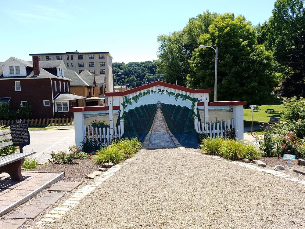 Armstrong Trails Logo