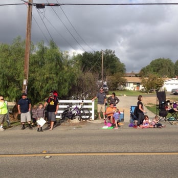 Avocado Half Marathon & 5K - Residences cheering on the runners! - Races & Competitions Near Me - Fallbrook, California