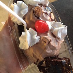Sweet Tooth & Grill - Hot Fudge Brownie Sundae with chocolate ice cream