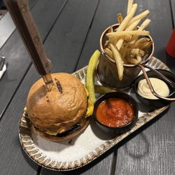 Logan & Albert Hotel - Best burger ever