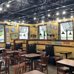Zaxbys - Very nice dining room