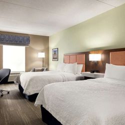 Hampton Inn & Suites Frederick-Fort Detrick - Guest room