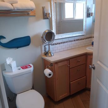 Capitola Beach Suites - Room 7 bathroom - Hotels Near Me - Capitola, California
