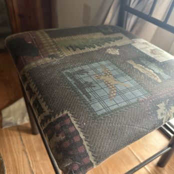 Big Bear Lake Front Lodge - Veryyyy dirty  chair like never washed and oily. - Hotels Near Me - Big Bear Lake, California