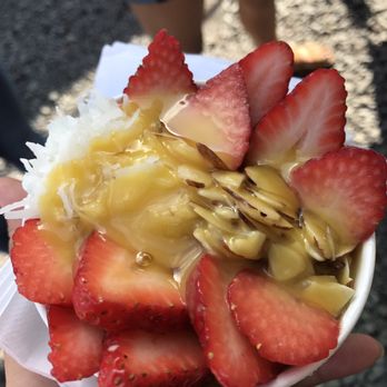 Mo 'Ono Hawai'i - Acai bowl with strawberries, coconut, honey, and almonds. Add on lilko'i butter! Best acai bowl ever!! - Food Trucks Near Me - Kahului, Hawaii