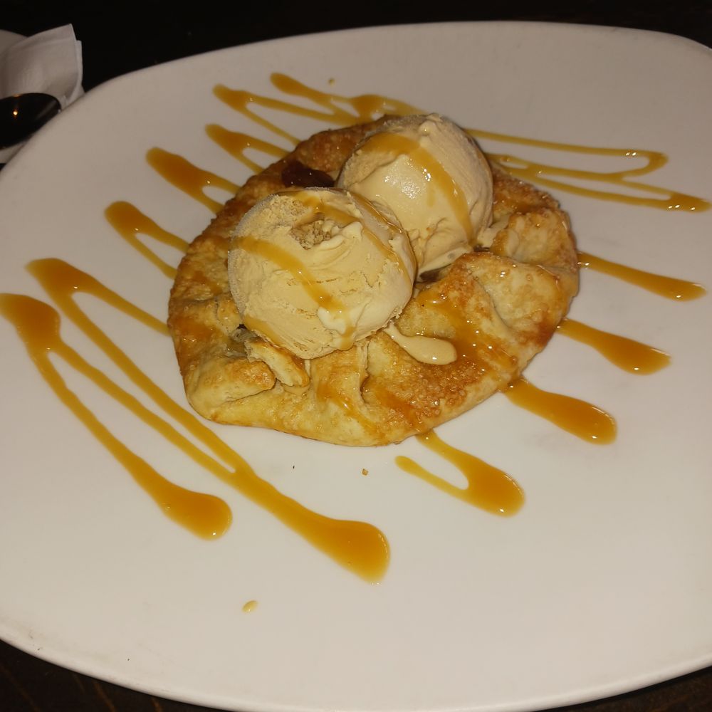 Trezeros Kitchen + Tap - Apple Crisp with Ice Cream drizzle Carmel Sauce - Cocktail Bars Near Me - Mount Prospect, Illinois Trezeros Kitchen + Tap - Apple Crisp with Ice Cream drizzle Carmel Sauce - Cocktail Bars Near Me - Mount Prospect, Illinois
