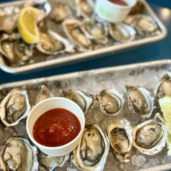 Two Tides Bar - Fresh oysters - Bars Near Me - Honolulu, Hawaii