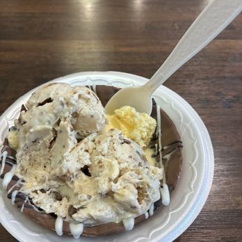 Scoops Monroe - Butter pecan and peanut butter cup - Chocolatiers & Shops Near Me - Monroe, Georgia