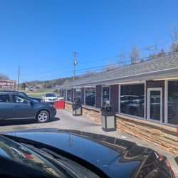 Hob-Nob Drive-In - Busy on a weekday lunch!