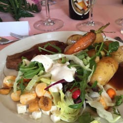 Restaurant Slettestrand - Buffet - lækker rødvinssauce og friske grøntsager. Også helt fint kød!
