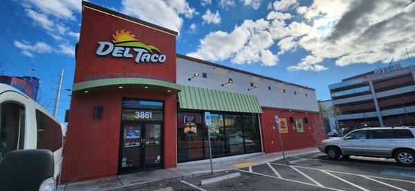 Del Taco by null