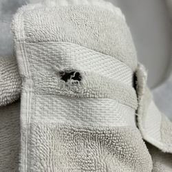Hotel Castillo Santa Cecilia - Towel with a hole