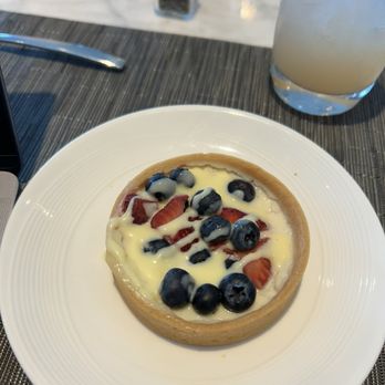 United Polaris Lounge - Berry tart - Airport Lounges Near Me United Polaris Lounge - Berry tart - Airport Lounges Near Me