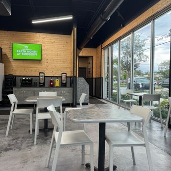 BurgerFi - Indoor seating and drink station - Burgers Near Me - Altamonte Springs, Florida
