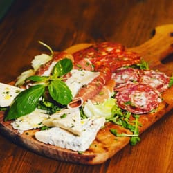 The Bite - Antipasti #prosciuttoham #spianatacalabrese #salami #gorgonzolacheese #asiagocheese #homemadebread