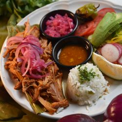 El Sazón de Valladolid - Cochinita Pibil tradicional, preparada con receta yucateca y acompañamientos típicos en El Sazón de Valladolid.