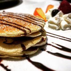 navale - Breakfast American Style.. Unvergleichlich fluffige Pancakes mit Banane und Schokosauce.. Yummy...