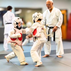 Nishime Martial Arts - Hanshi Nishime observes students practicing sparring