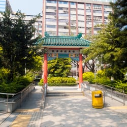 觀塘碼頭廣場 - 典型中國式大門。