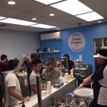 Sweet Creams - This place was rockin' - Ice Cream & Frozen Yogurt Near Me - Honolulu, Hawaii