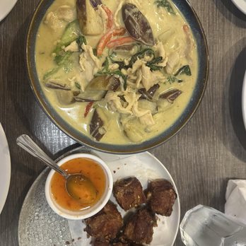 Cholada Thai Cuisine Long Beach - garlic spare rib is great and the green curry is delicious - Thai Near Me - Long Beach, California Cholada Thai Cuisine Long Beach - garlic spare rib is great and the green curry is delicious - Thai Near Me - Long Beach, California