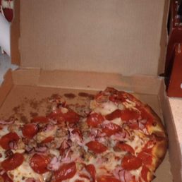 Lg 4 Meats Pizza Not greasy 4/5 stars for that detail alone Lg 4 Meats Pizza Not greasy 4/5 stars for that detail alone