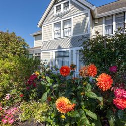 Nantucket Whale Inn - Nantucket Whale Inn Gardens.