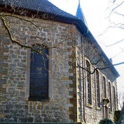Ev.-luth. Kirchengemeinde Clauen, Bründeln - Das Kirchenschiff vom Kirchhügel aus betrachtet