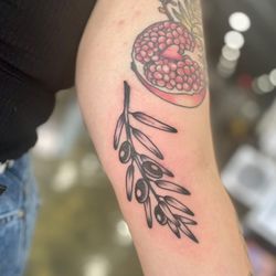 Bananafish Tattoo Parlour - Her black work is where it's at
