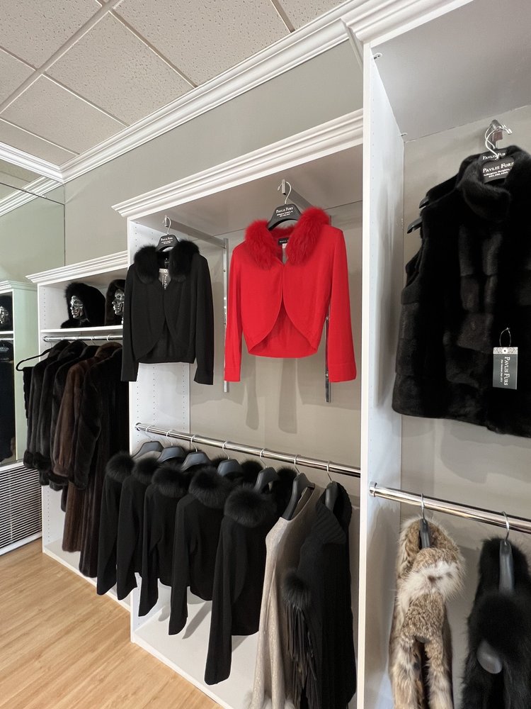 Pavlis Furs Logo