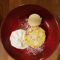 Auberge de La Moréno - Flan mousseux aux poires sur un biscuit pain d'épices myrtilles, sorbet poire, chantilly et pistaches concassées.