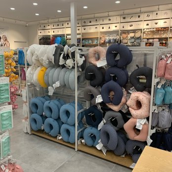Miniso - Travel head pillows in a rainbow of colors - Accessories Near Me - Sand Lake, Florida, Florida Miniso - Travel head pillows in a rainbow of colors - Accessories Near Me - Sand Lake, Florida, Florida