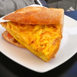 Aigua Fresca - Almuerzo: medio bocadillo de tortilla de patatas con cebolla