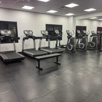 Radisson Hotel Phoenix Airport - Fitness center - Hotels Near Me - Phoenix, Arizona