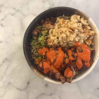 Dig Inn - Farro with chicken thigh, sesame broccoli, and mac and cheese with sriracha drizzle. - New American Near Me - Boston, Massachusetts Dig Inn - Farro with chicken thigh, sesame broccoli, and mac and cheese with sriracha drizzle. - New American Near Me - Boston, Massachusetts