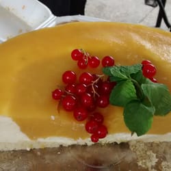 Mango cheesecake with currants for garnish