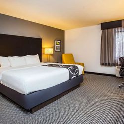 La Quinta Inn by Wyndham Oshkosh - Guest room