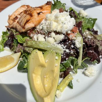 Salt & Pepper - Amazing salad with a perfectly grilled salmon filet. - American Near Me - Tiburon, California