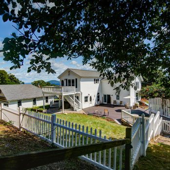 The Brindle and Blonde - Bed & Breakfast Near Me - Naples, New York