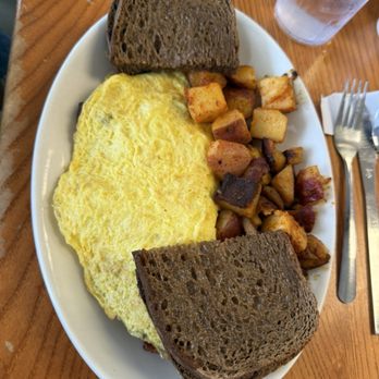 The Blueberry Muffin - Omelet - Breakfast & Brunch Near Me - Kingston, Massachusetts
