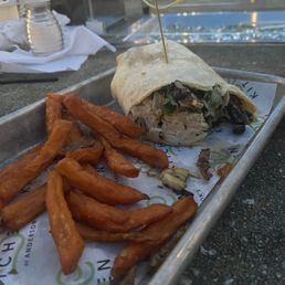 Tuna Miami with sweet potato fries Tuna Miami with sweet potato fries