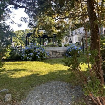 Balance Rock Inn - Back patio area - Hotels Near Me - Bar Harbor, Maine