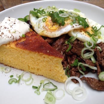 Holybelly 19 - Le weekend special: two eggs over easy on a bean and shelled peas salad with beef + cornbread with lime sour cream and coriander - Breakfast & Brunch Near Me - Paris, 75