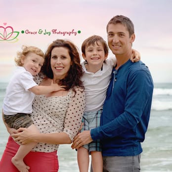 Grace & Joy Photography - Family Sunset Photo Swamis Beach - Session Photography Near Me Grace & Joy Photography - Family Sunset Photo Swamis Beach - Session Photography Near Me