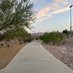 Mountain's Edge Trail - Nice paths