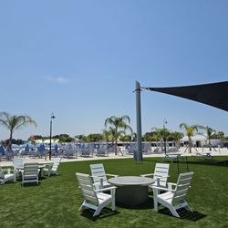 Mirada - Rental lounges with umbrellas