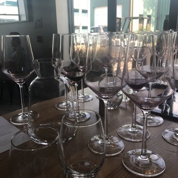 Benom Wines - Lots of satisfied customers - Wine Tasting Room Near Me - Paso Robles, California