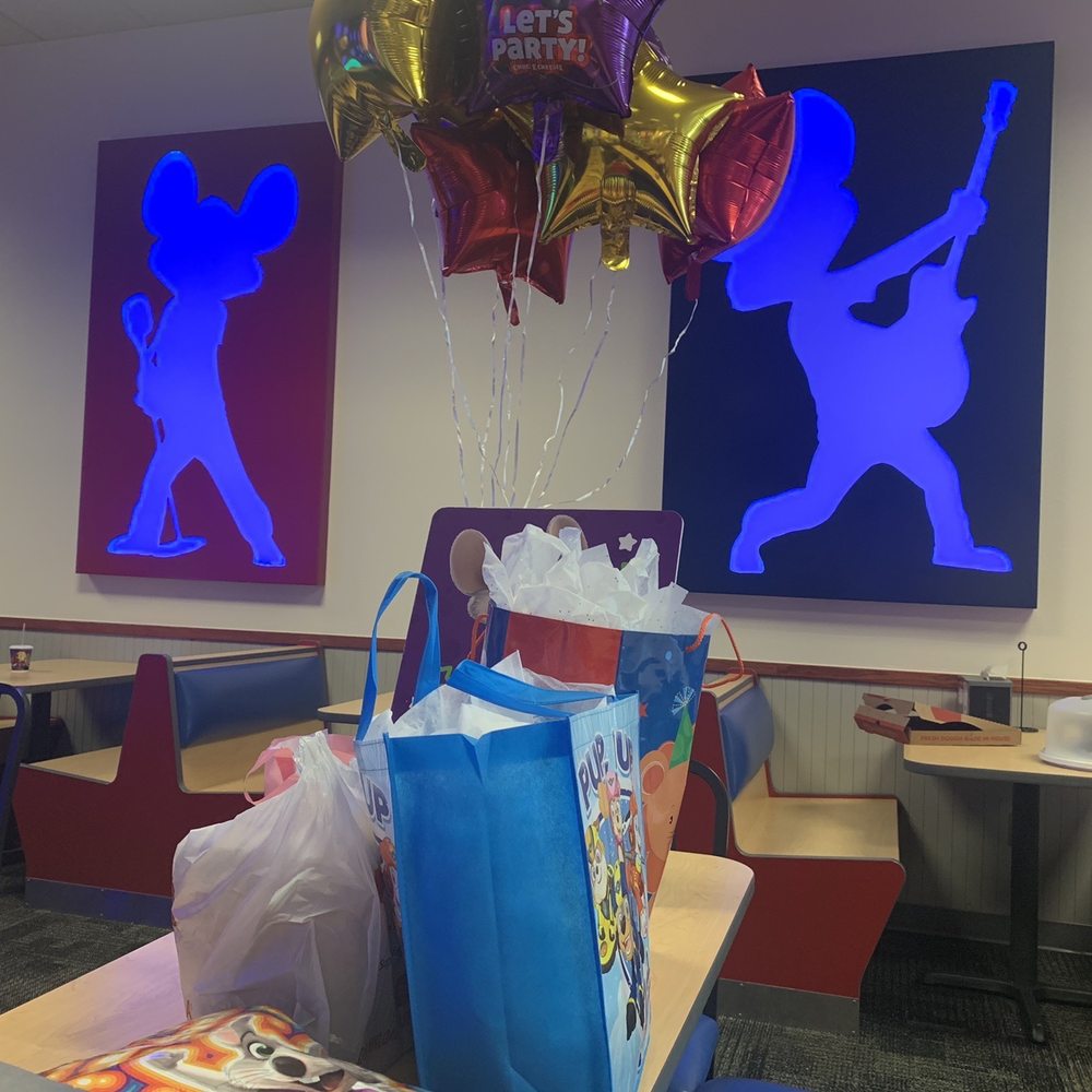 Chuck E. Cheese - a table with balloons and a gift bag - Pizza Near Me - Norman, Oklahoma Chuck E. Cheese - a table with balloons and a gift bag - Pizza Near Me - Norman, Oklahoma